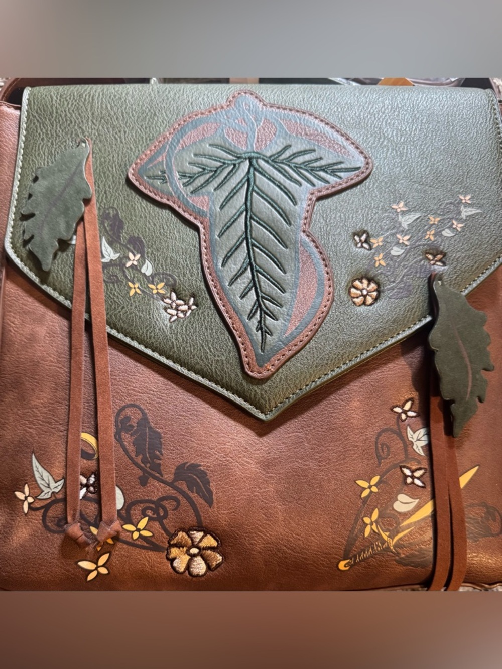 Her Universe The Lord Of The Rings Lorien Leaf
Messenger Bag - Picture 3 of 7